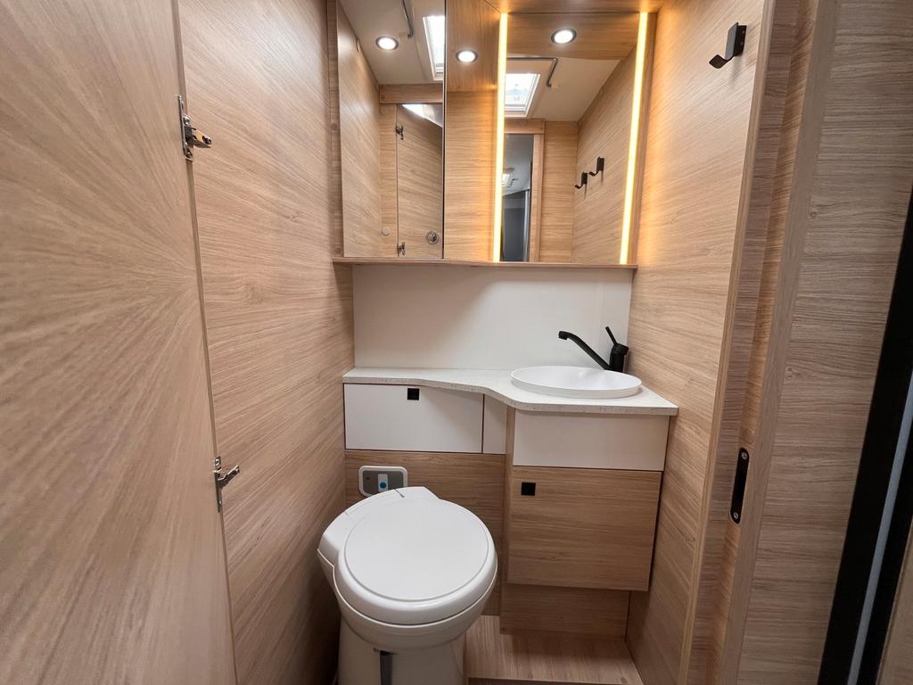 Challenger 317 Ultimate Solar Markise mit Hubbett – Foto 21 von 27