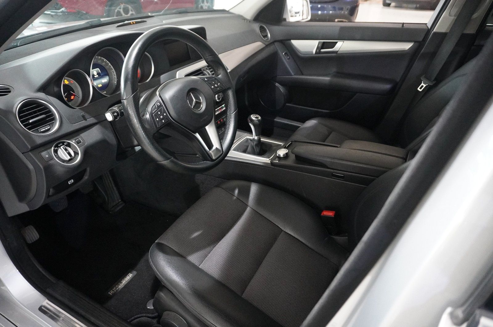 Fahrzeugabbildung Mercedes-Benz C 220 T AVANTGARDE KLIMA/SHZ/PDC/T-LEDER/USB