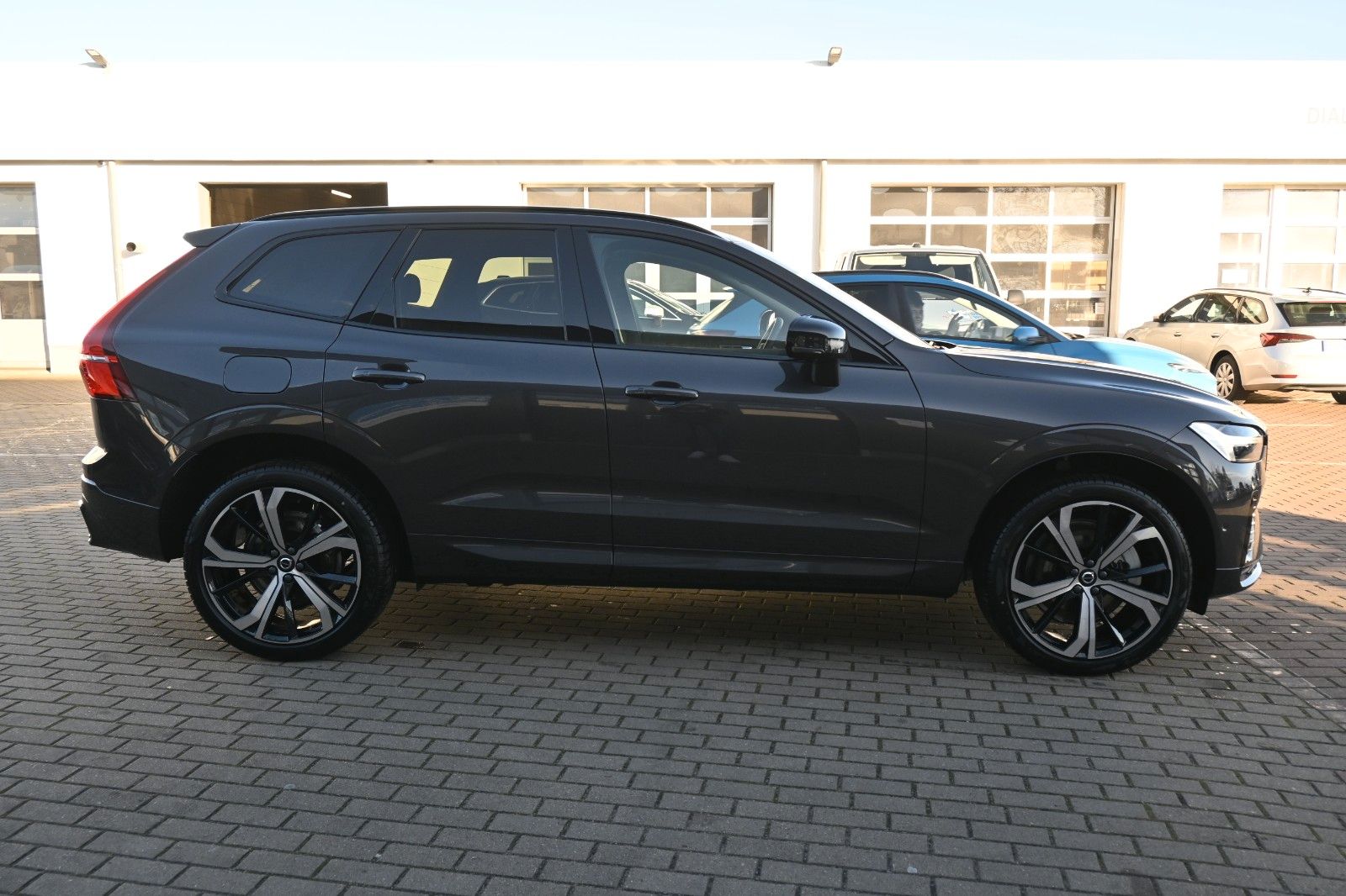 Fahrzeugabbildung Volvo XC60 B5 AWD Plus Dark*H&K*LUFT*360°* ACC*AHK