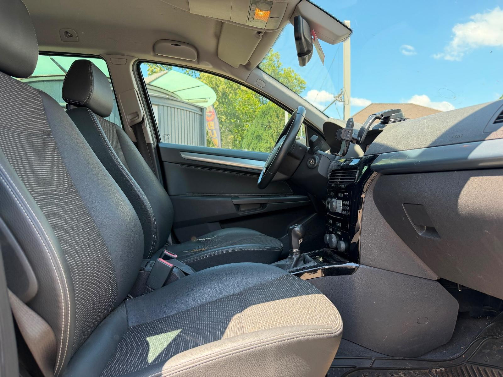 Opel Astra 2009 — photo 12
