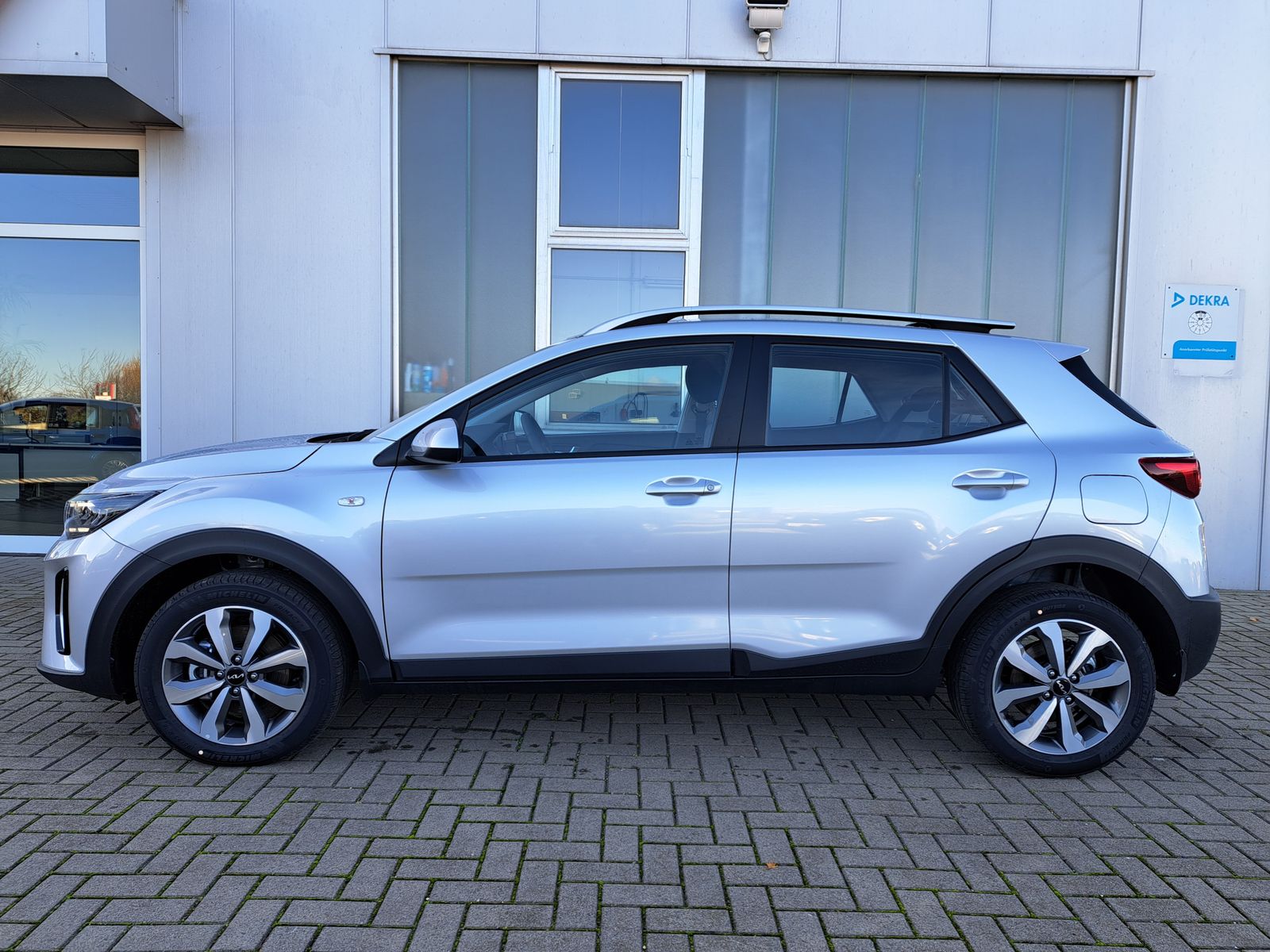 Fahrzeugabbildung Kia Stonic 1.0 T-GDI AUTOMATIK LED NAVI WINTERPAKET