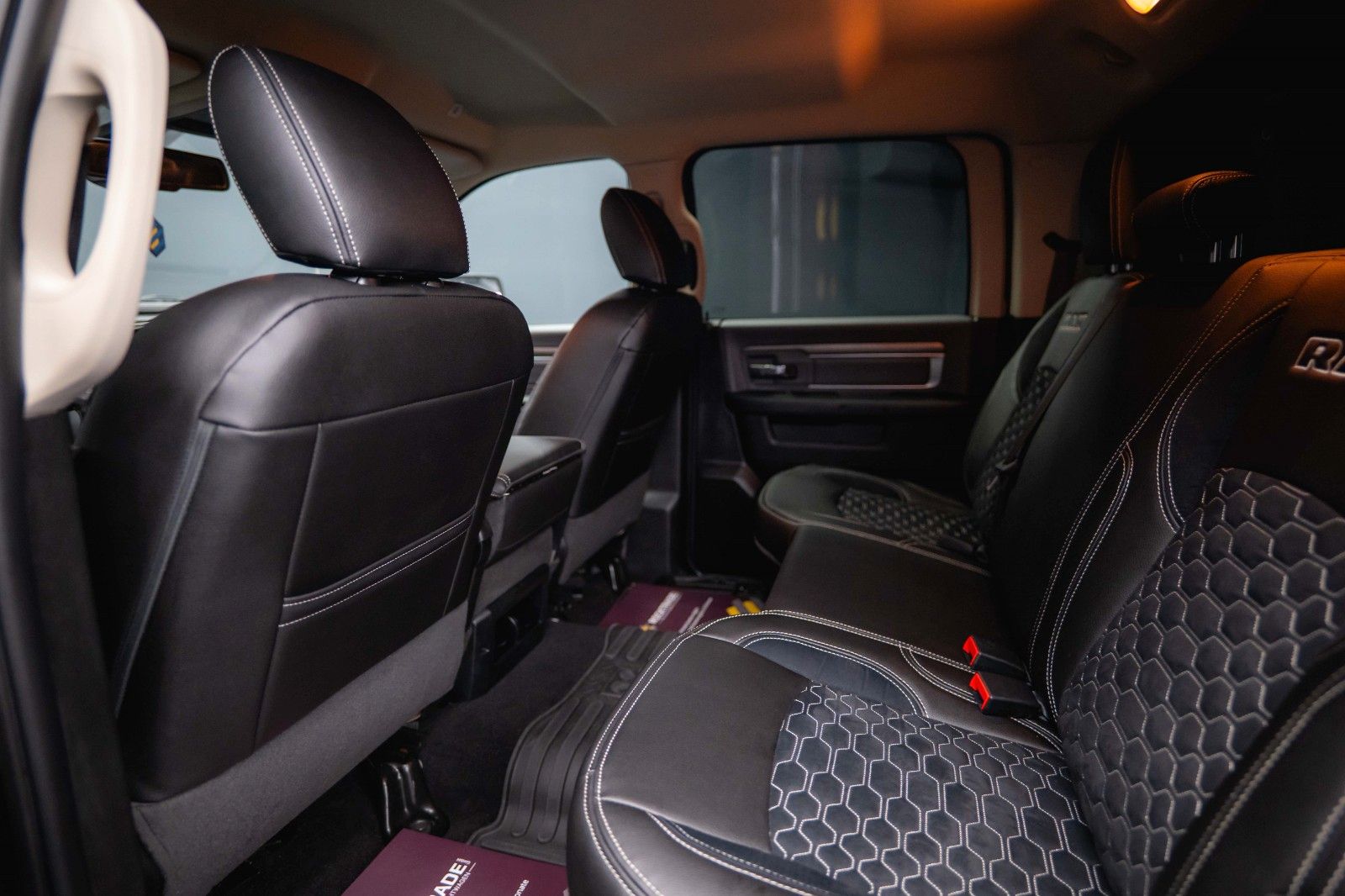 Fahrzeugabbildung Dodge RAM 3.6 V6 4x4 OFFROAD BLACK EDITION *LED*6Sitze