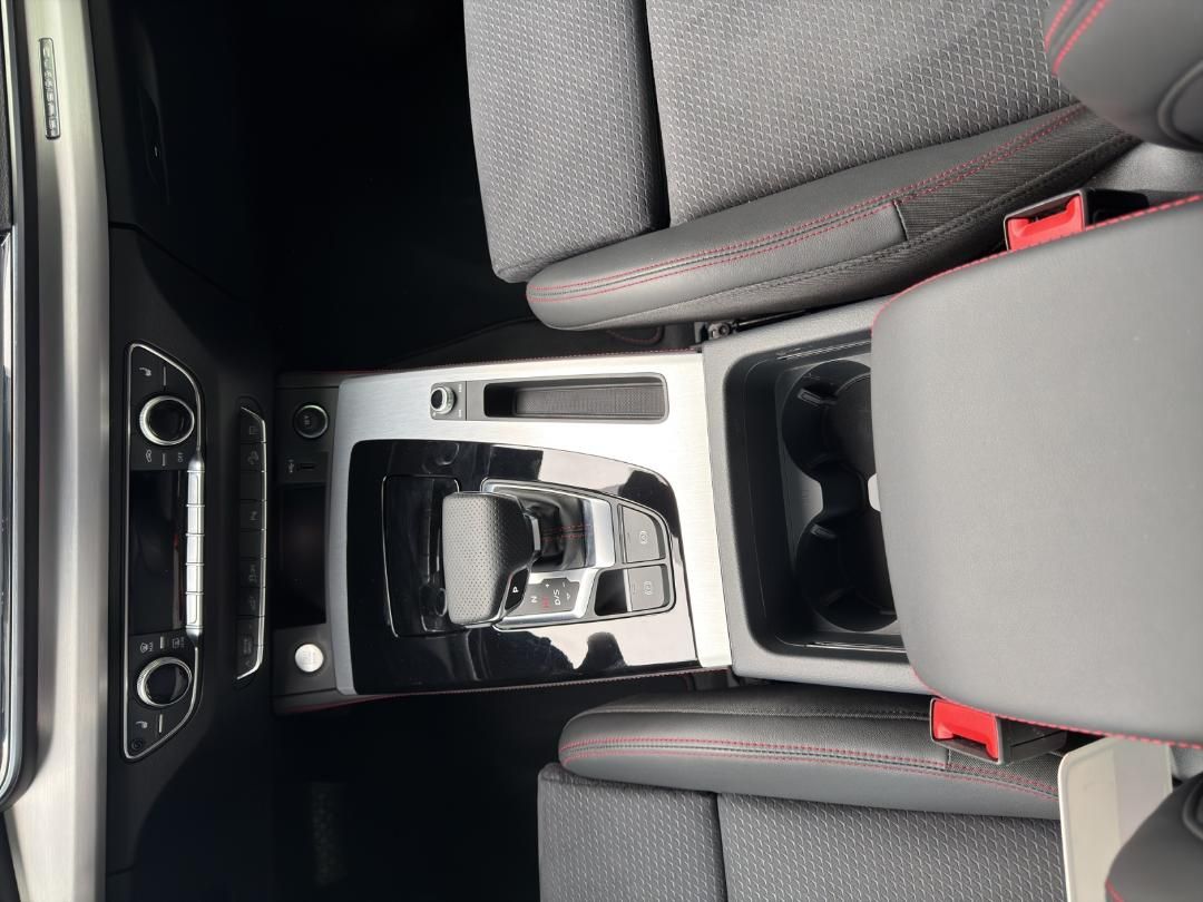 Fahrzeugabbildung Audi Q5 TFSI e S line Q5 business 55 TFSI e quattro S