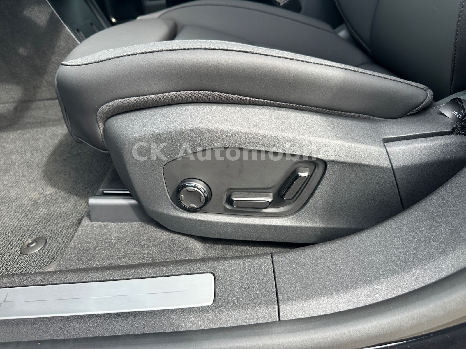 Fahrzeugabbildung Polestar 4 LRDM 400 kW Long Range Dual/Pano/Head-Up