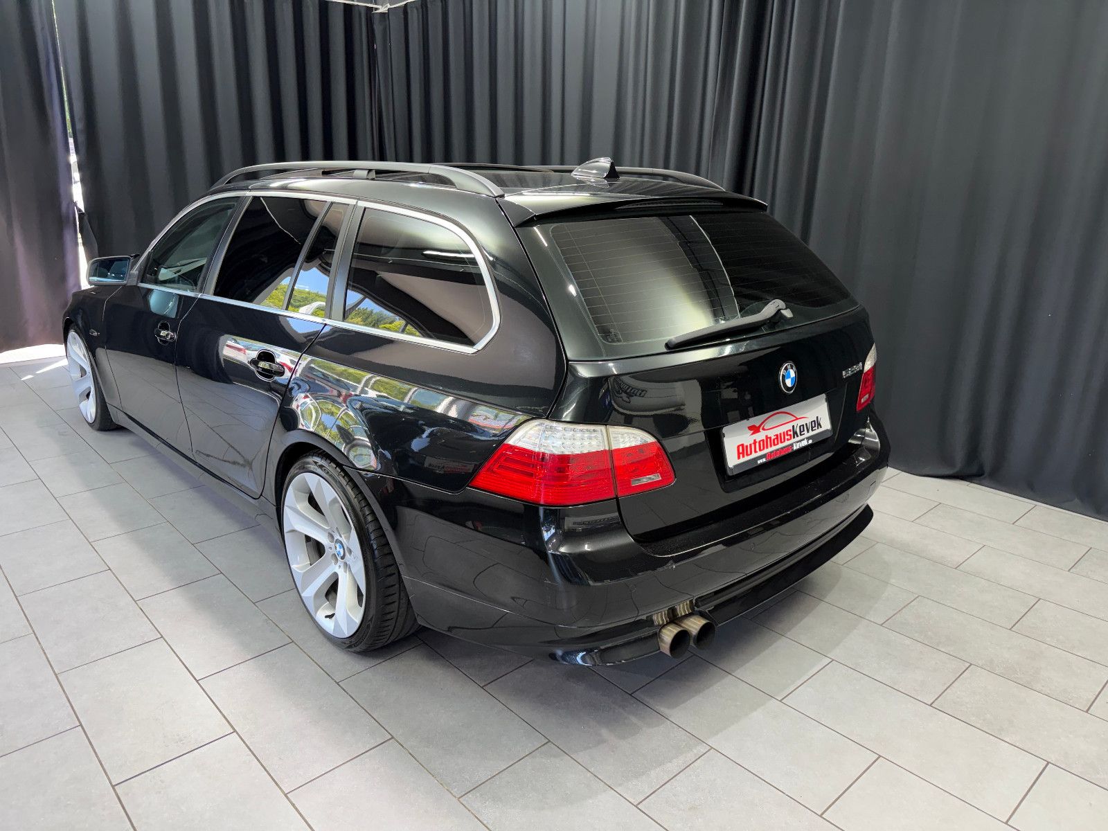 Fahrzeugabbildung BMW 523I Touring |PDC|PANO|NAVI|LEDER