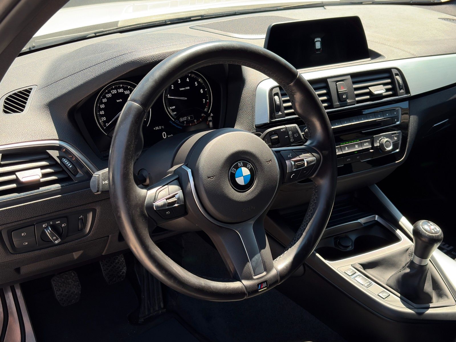 Fahrzeugabbildung BMW 118i M Sport Shadow Navi SHZ PDC LED BT HiFi