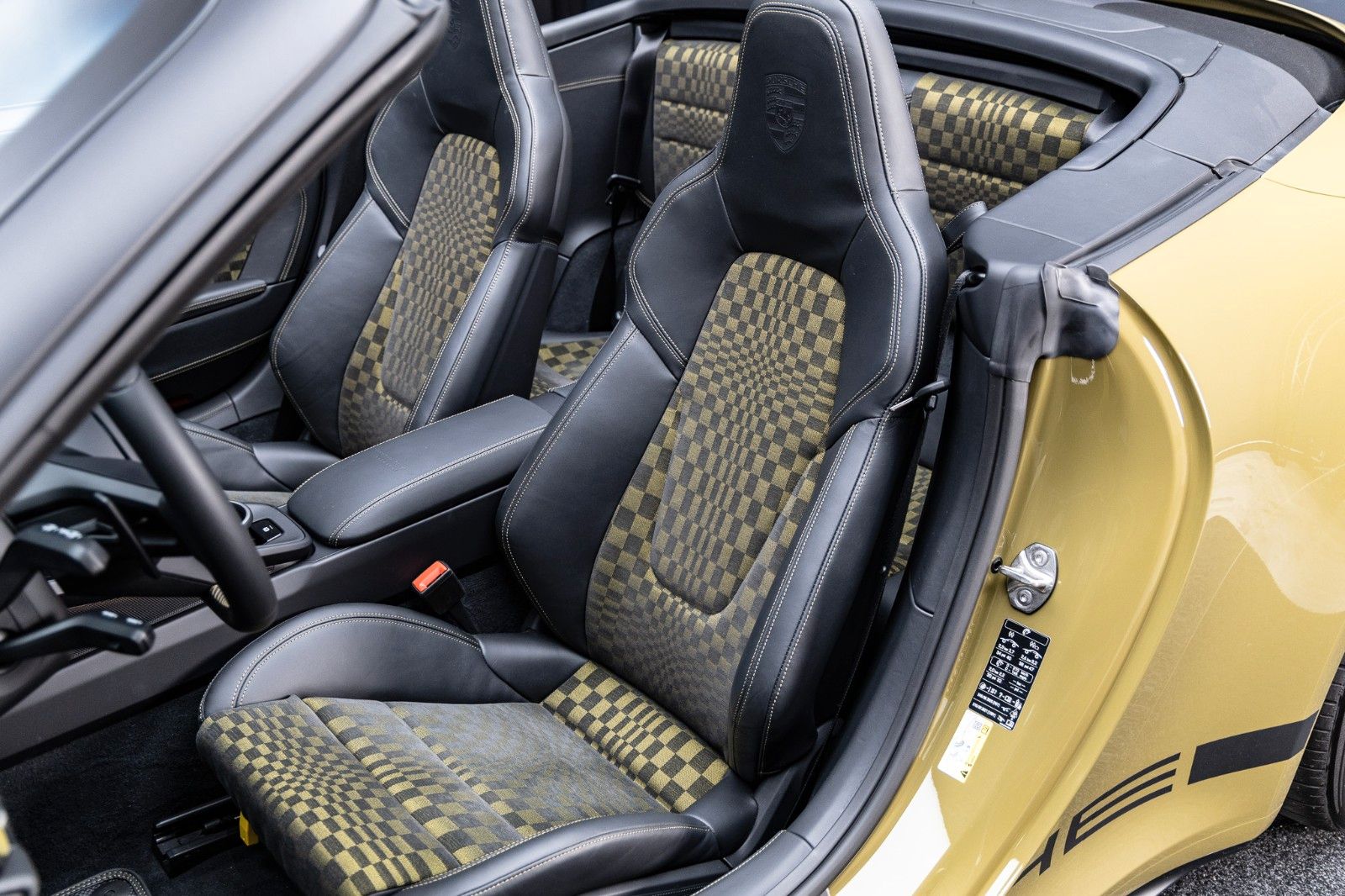 Fahrzeugabbildung Porsche 992.2 GTS Cabrio Spirit 70 + PCCB + Burmester