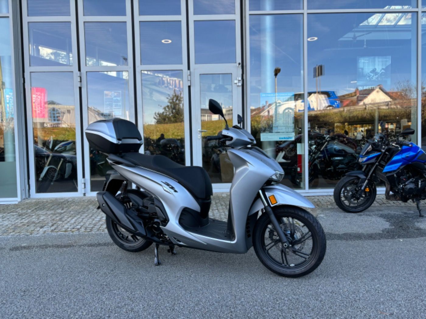 Fahrzeugabbildung Honda SH 350i inklusive Smart-Topcase Tageszulassung