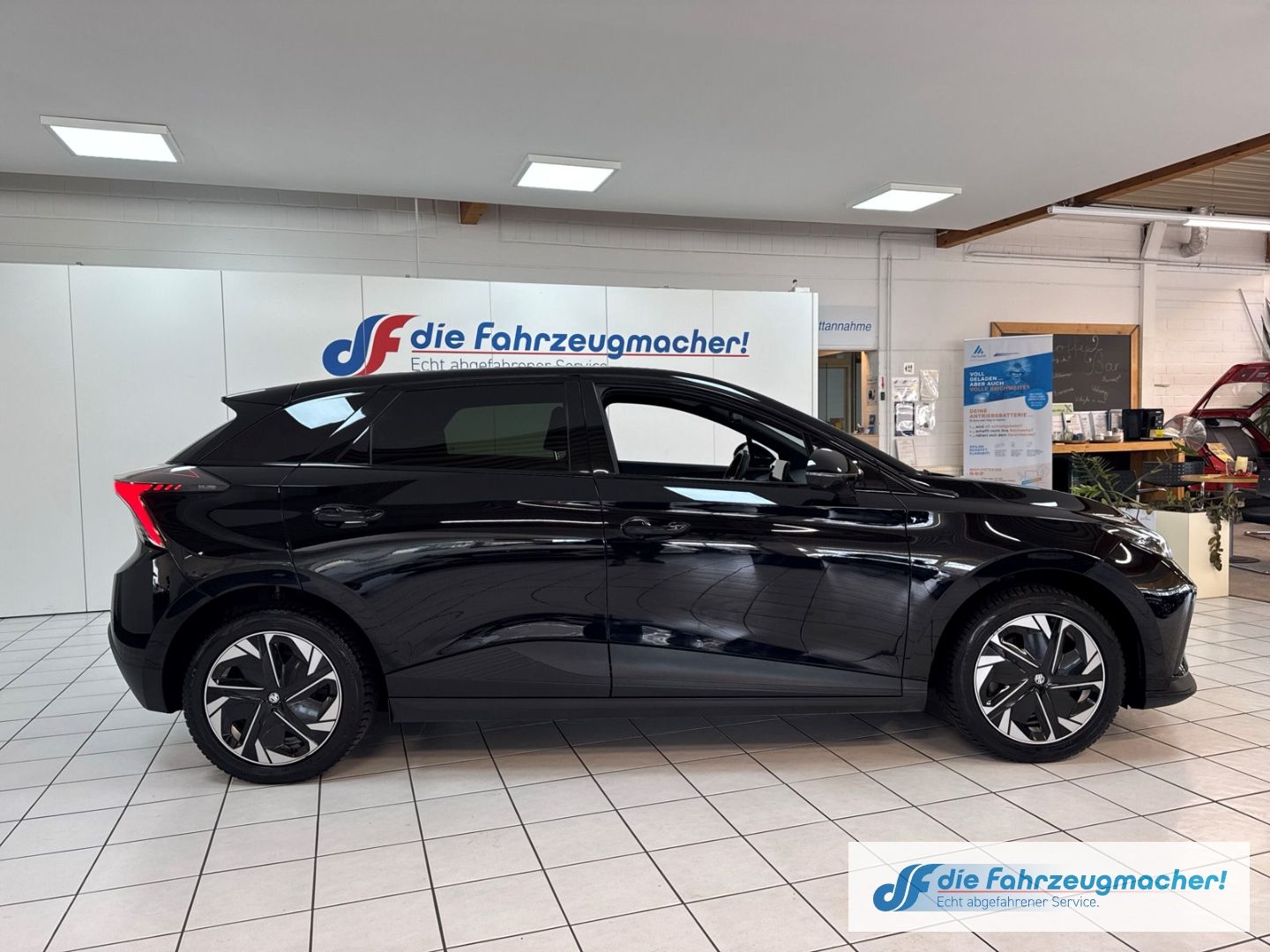 Fahrzeugabbildung MG MG4 Luxury Elektromotor 150 kW Digitales Cockpit