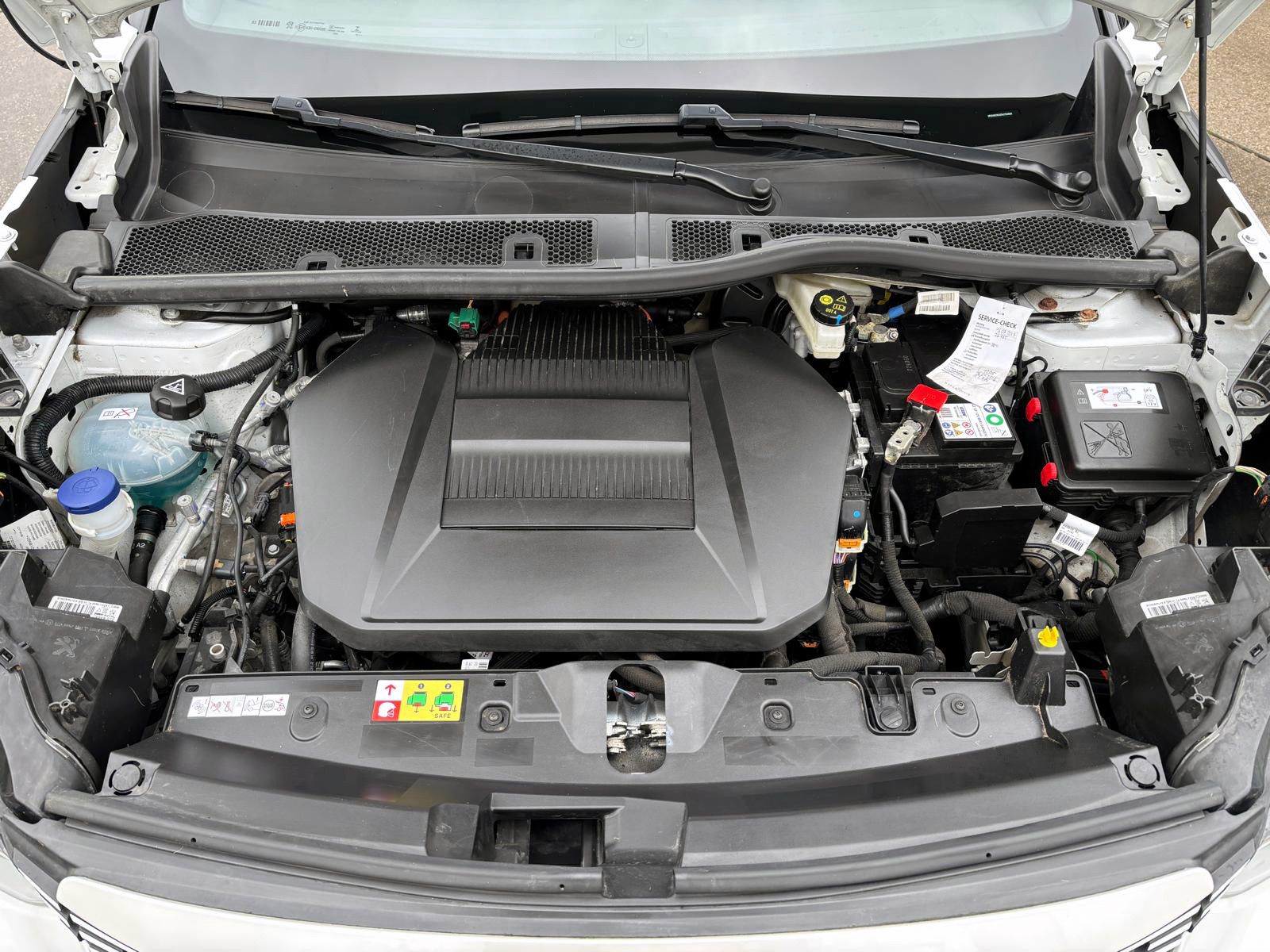 Fahrzeugabbildung Peugeot 2008 e-GT 11kW OnBoard LED ACC KAM NAV CarPlay