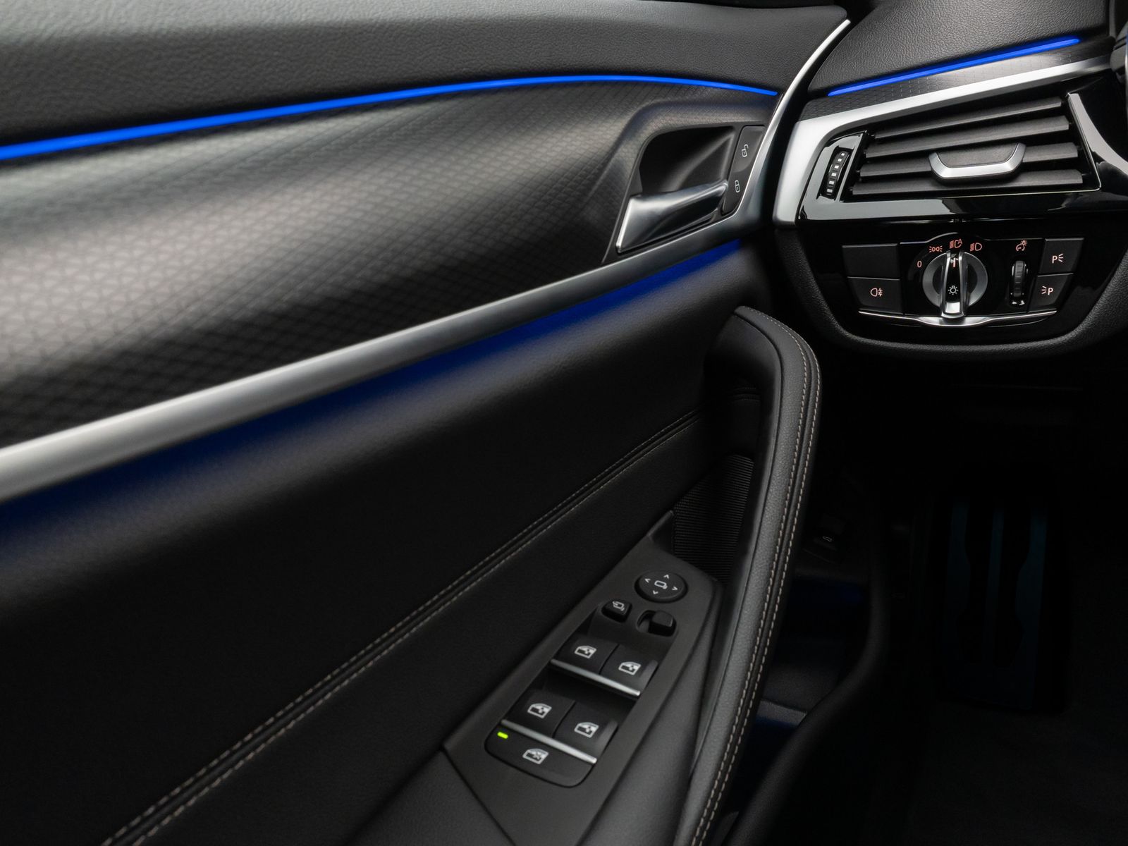 Fahrzeugabbildung BMW 520d xD M Sport Kamera HUD DAB 4xKlima Alarm AHK