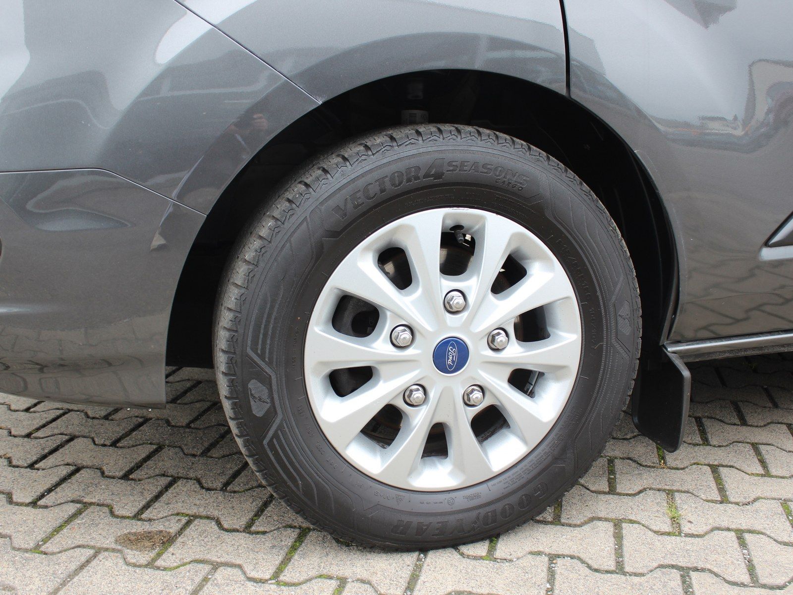 Fahrzeugabbildung Ford Tourneo Custom 320 L2 Tourneo Trend FWD