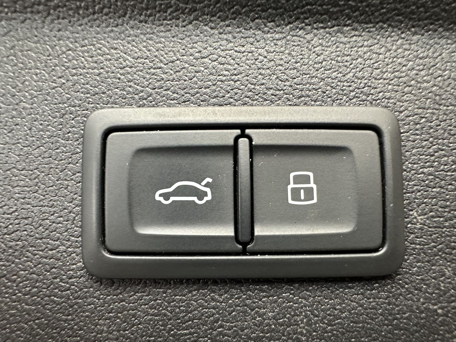 Fahrzeugabbildung Audi A3 SpB 35 TFSI S-Line Black NAV+LED+AHK+VCOCKPIT