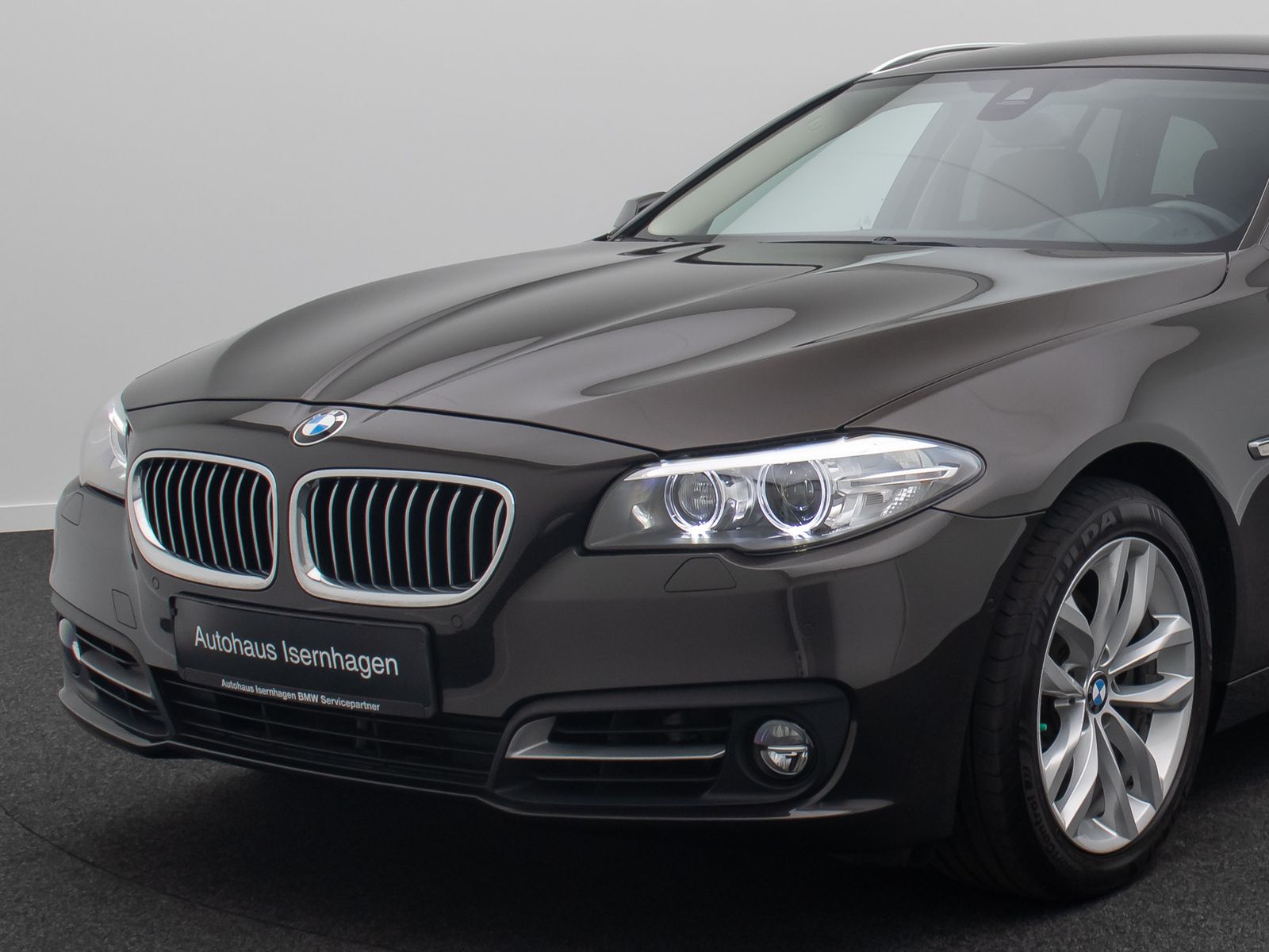 Fahrzeugabbildung BMW 520d HUD Alarm Komfortsitze SoftClose AHK Sport