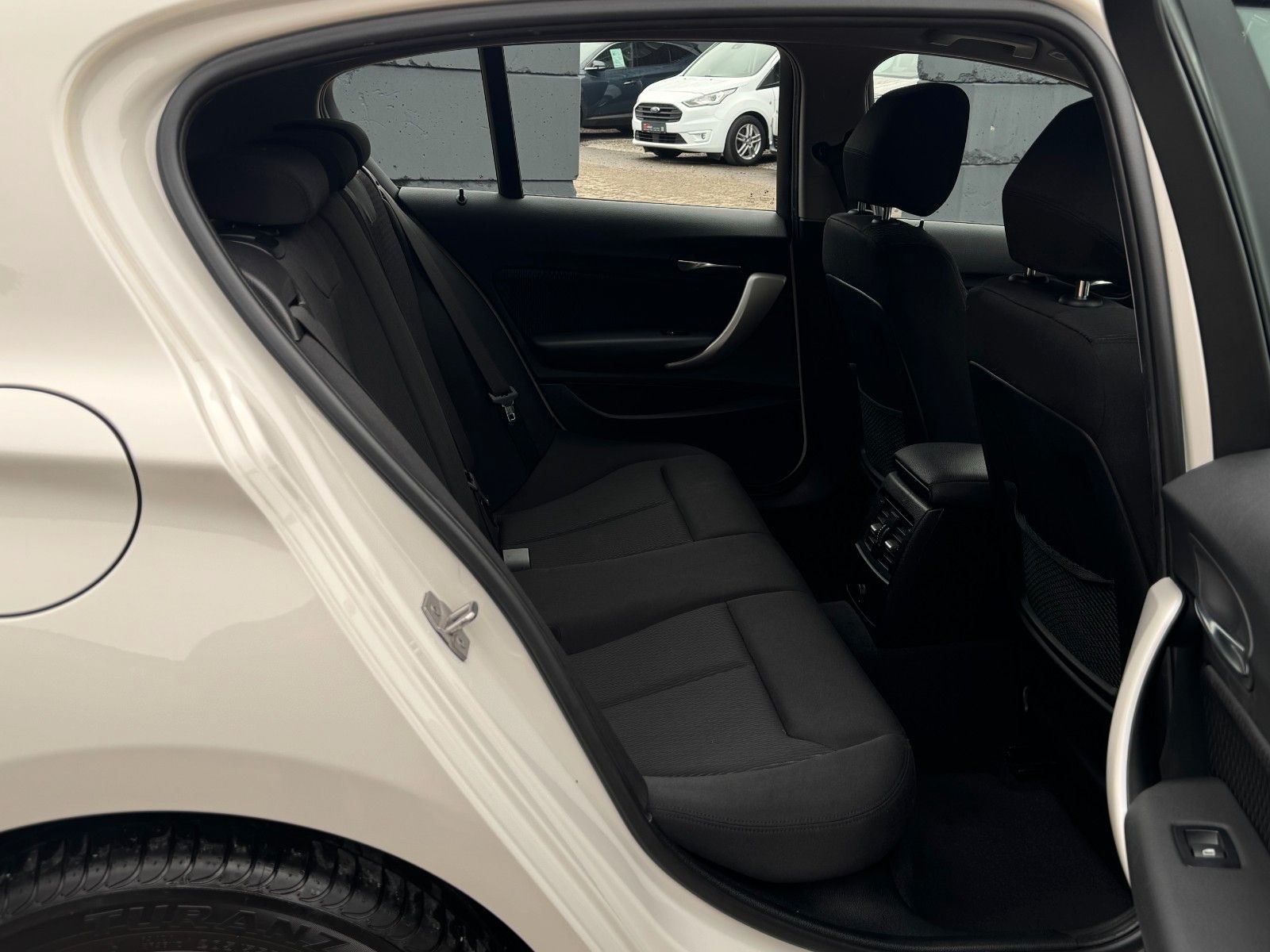 Fahrzeugabbildung BMW 118i Advantage Tempomat BLT PDC LED SHZ AHK