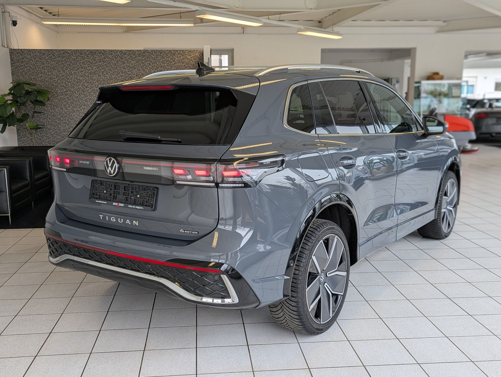 Imagen del vehículo Volkswagen Tiguan 2.0TDI R-Line 4M Pano Negro AHK Matrix 20