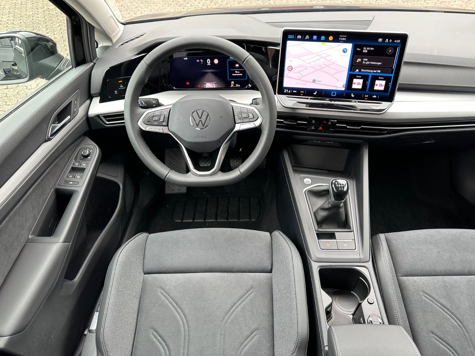 Fahrzeugabbildung Volkswagen Golf VIII Variant 1.5 TSI Life Navi/ACC/LED/Shzg