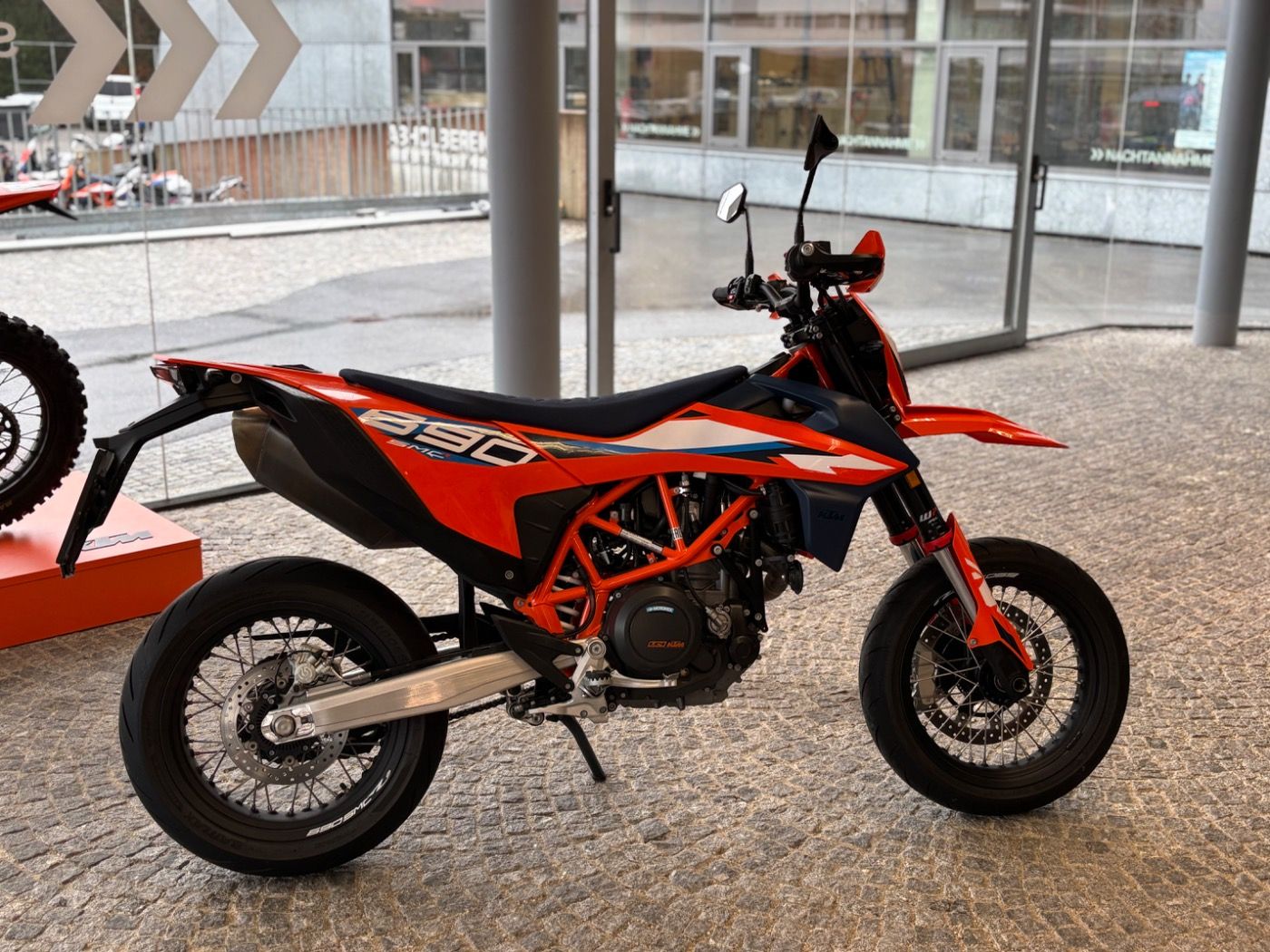 Fahrzeugabbildung KTM 690 SMC-R 2024