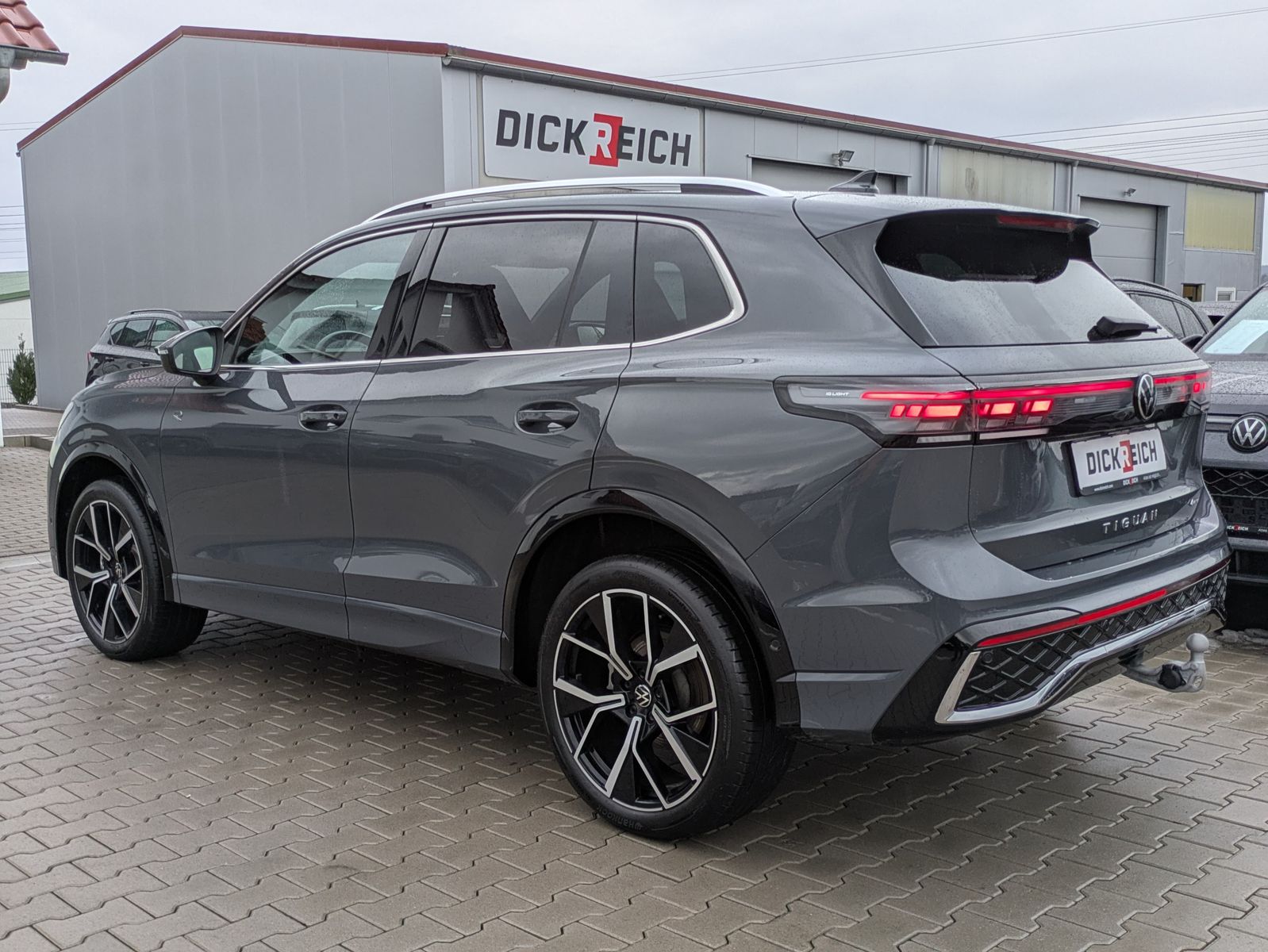 Fahrzeugabbildung Volkswagen Tiguan 2.0 TDI 4M R-Line PANO*H&K*AHK*MATRIX*20"