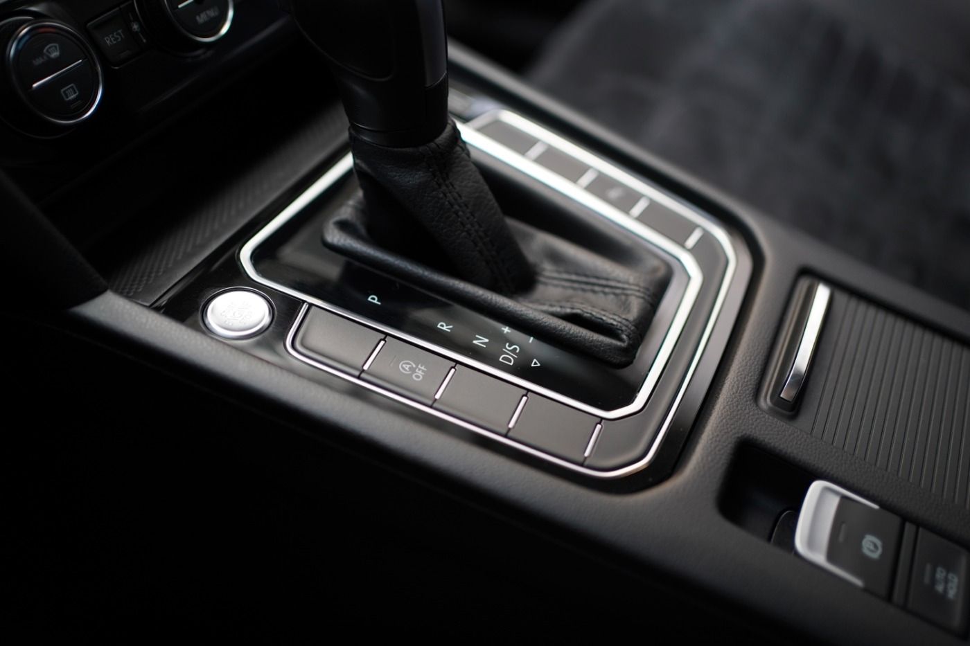 Fahrzeugabbildung Volkswagen Passat 2.0 TSI DSG Elegance ACC+AUT+Alcant.+LED