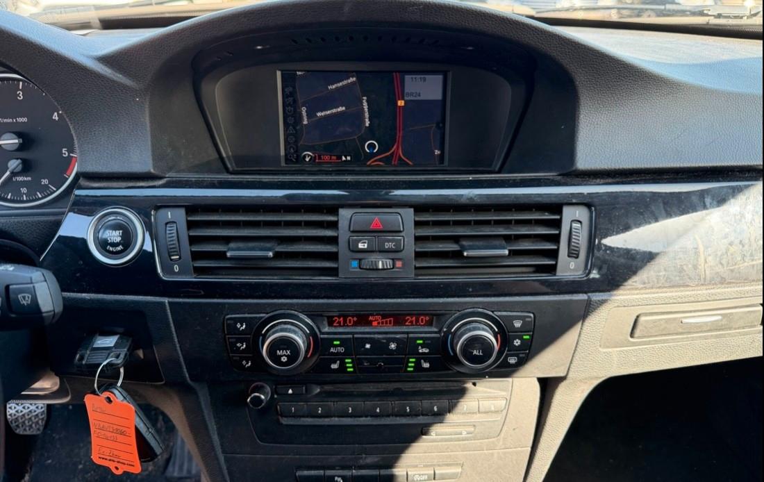 BMW 318 2011 — photo 8