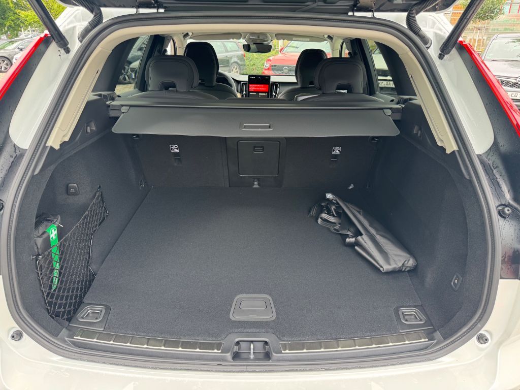 Fahrzeugabbildung Volvo XC60 T6 AWD Plus Dark+LagomPak+AHZV+SOFORT