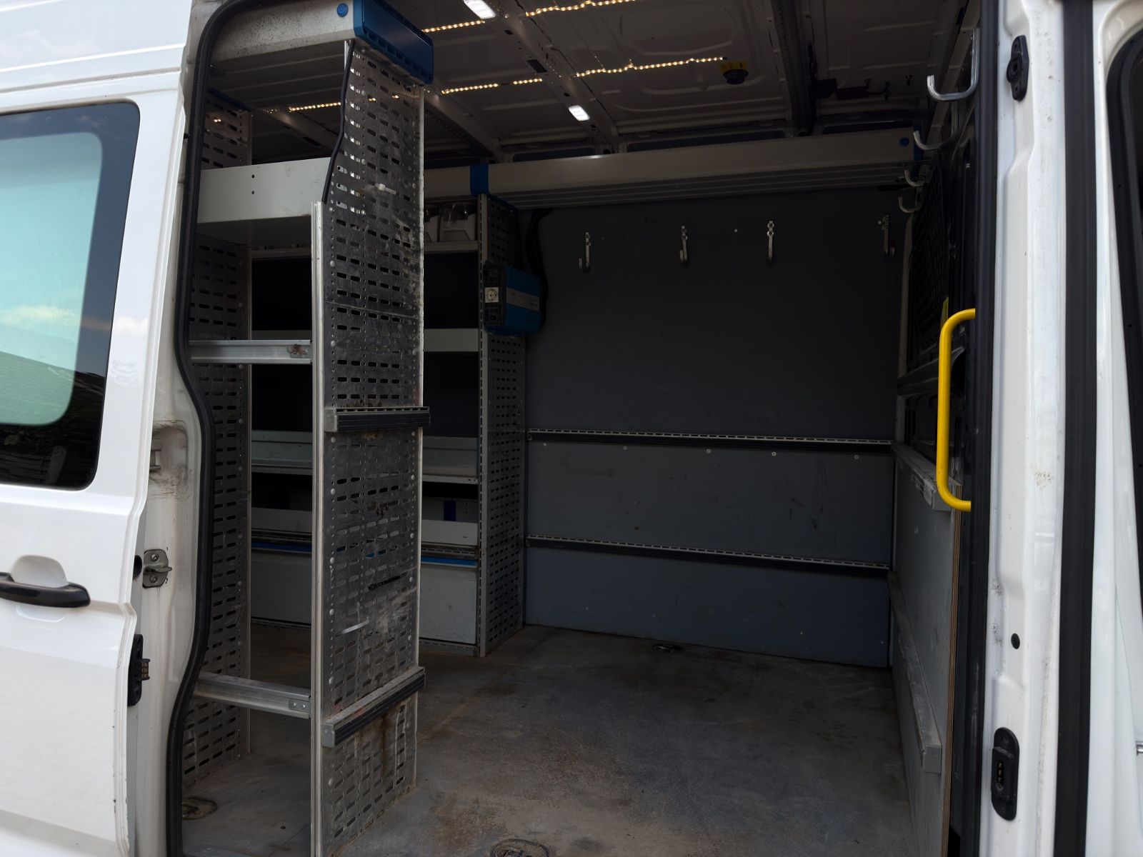 Fahrzeugabbildung Volkswagen Crafter Kasten 35 mittellang Hochdach|AHK|AUSBAU