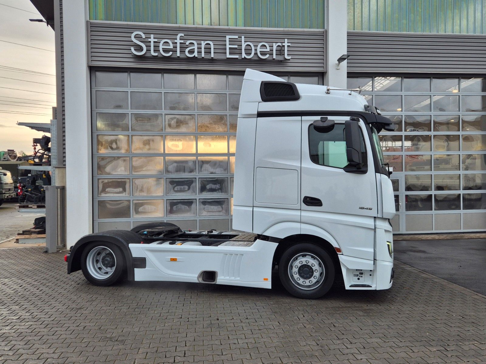 Fahrzeugabbildung Mercedes-Benz Actros 1845 LSnRL Standklima Vollspoiler