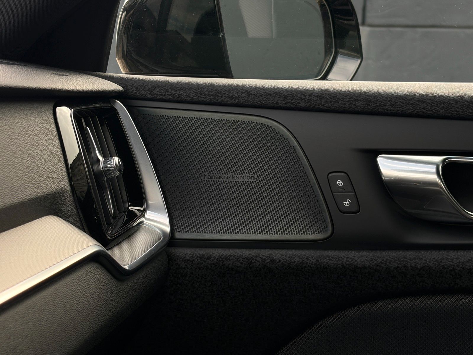 Fahrzeugabbildung Volvo V60 AWD R-Design ACC ProH&K 360° LED CarPl. Memo