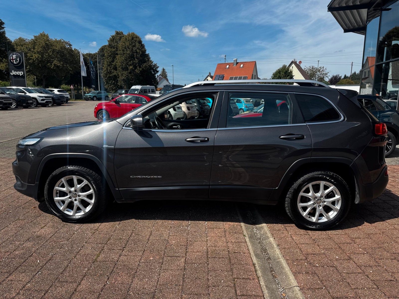 Fahrzeugabbildung Jeep JEEP CHEROKEE LONGITUDE 2.0L 4WD ALLRAD