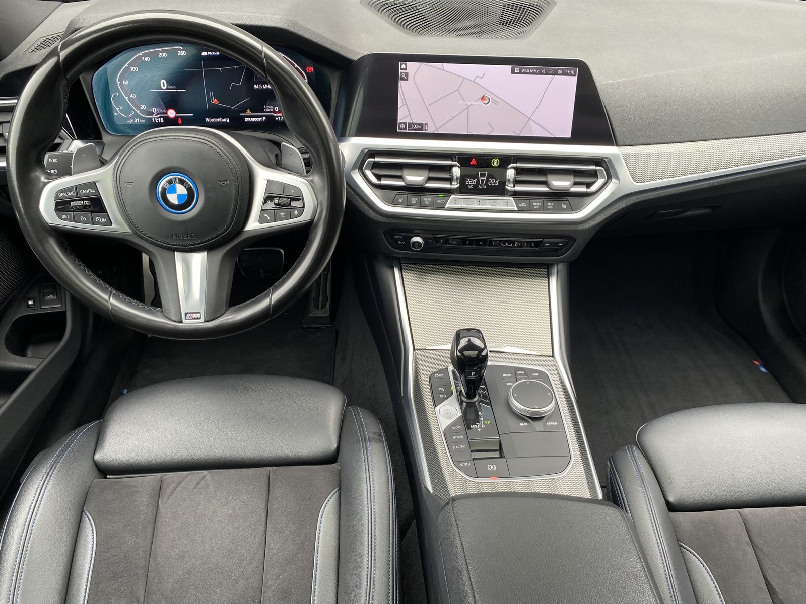 Fahrzeugabbildung BMW 330e Touring M-Sport NAV+LED+AHK+HEAD-UP+PANO+PP