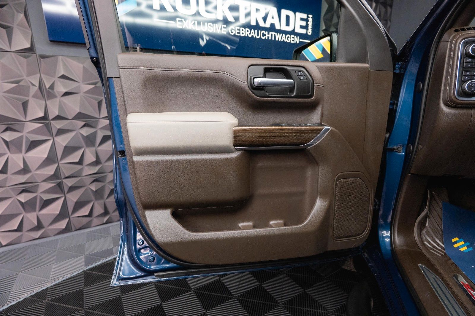Fahrzeugabbildung Chevrolet Silverado 5.3L V8 4x4 RST Limited ZZ1 NightPaket