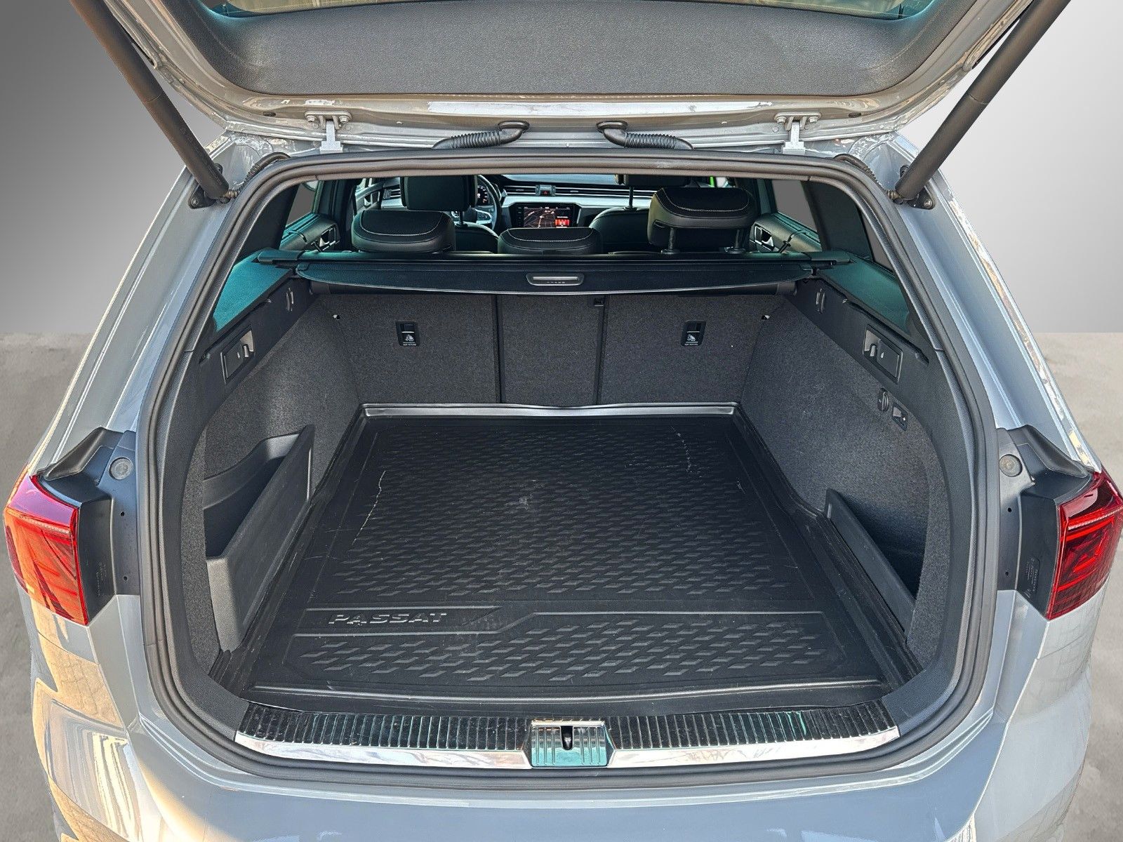 Fahrzeugabbildung Volkswagen Passat 4Motion*R-Line*1-2000 Edition*Keyless*ACC