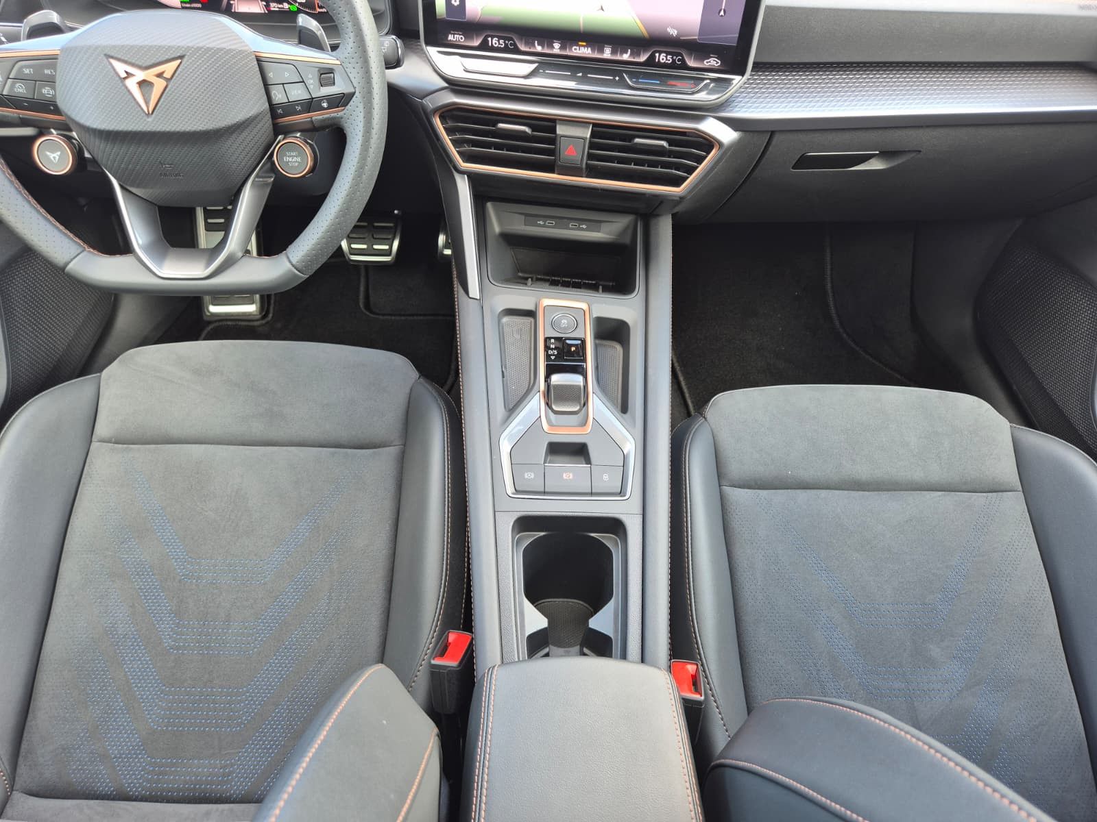 Fahrzeugabbildung CUPRA Leon 1.5 eTSI DSG PANO*AHK*DYNAMICA*EDGE*18" 5JG