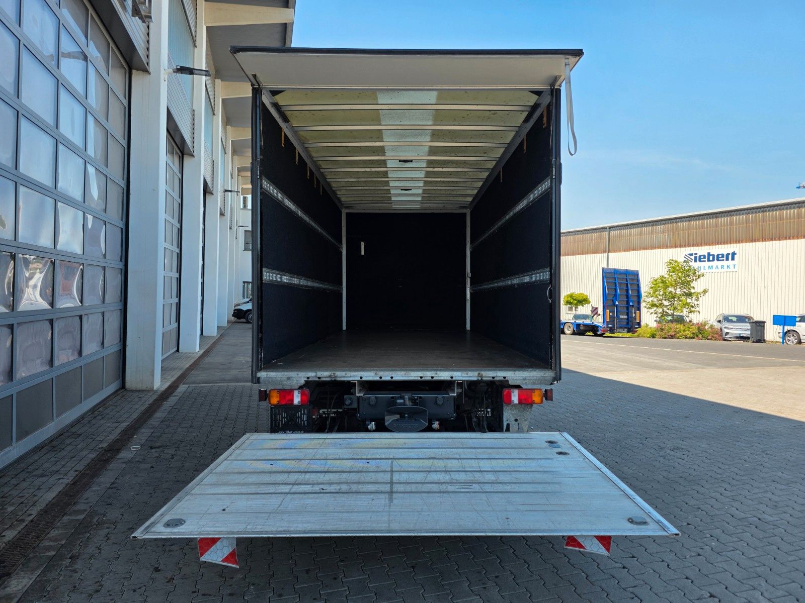 Fahrzeugabbildung Mercedes-Benz Atego 818 L Möbelkoffer+LBW Standklima 2x AHK