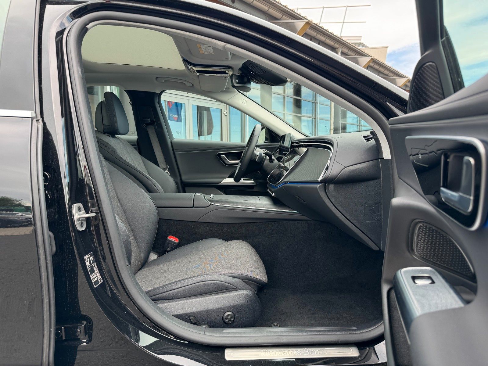Fahrzeugabbildung Mercedes-Benz E 220 d Avantgarde R-Kamera+Pano+Distr+TotW+ - mit KI generiert/bearbeitet