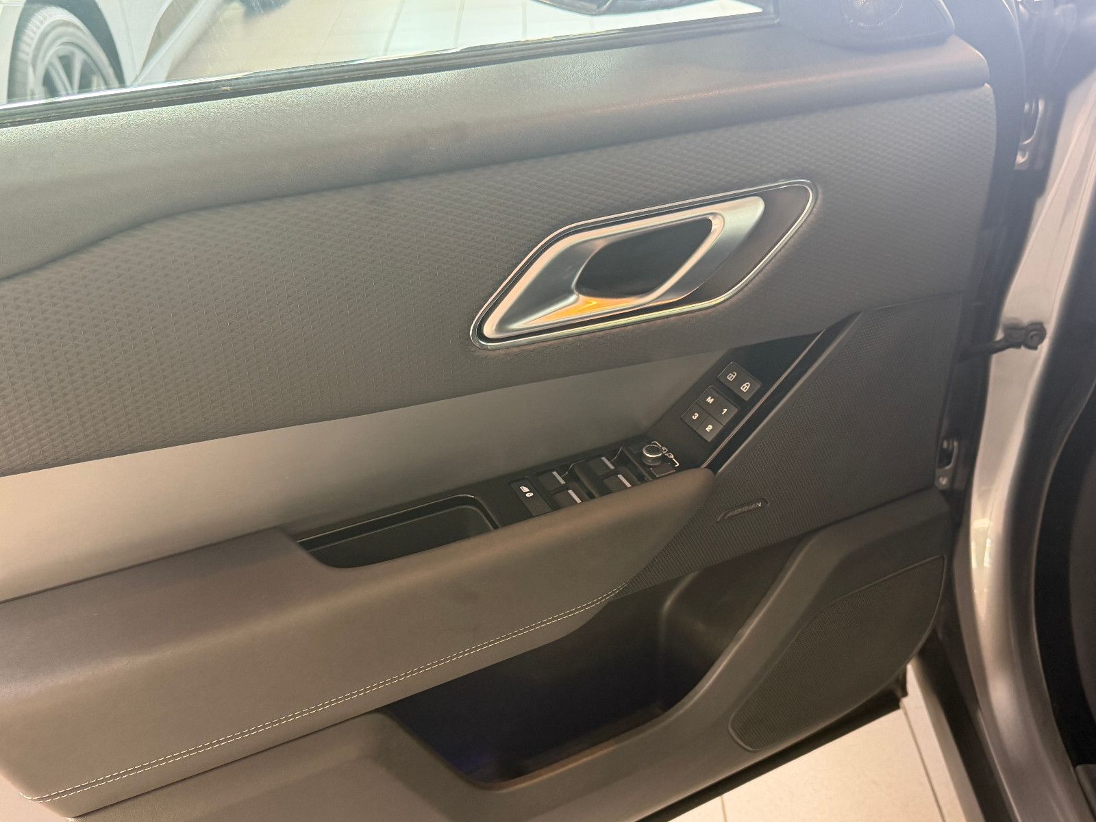 Fahrzeugabbildung Land Rover Range Rover Velar Hybrid S P400e /PANO/MERIDIAN/