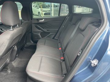 Fahrzeugabbildung Ford Focus ST-Line LED, Verkehrszeichenerk, Navi, SHZ