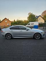 Jaguar XE 20d HSE  - silberne Jaguar XE