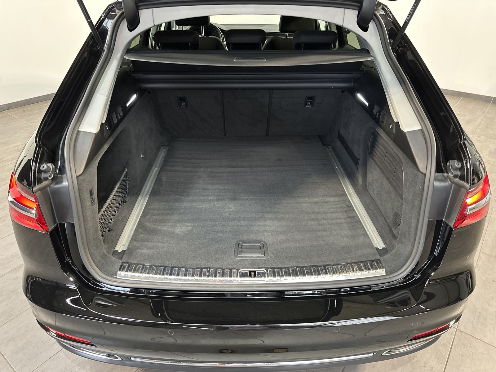 Fahrzeugabbildung Audi A6 Avant 40 TDI Sport NAV+LED+AHK+ACC+1HD+18ZOLL