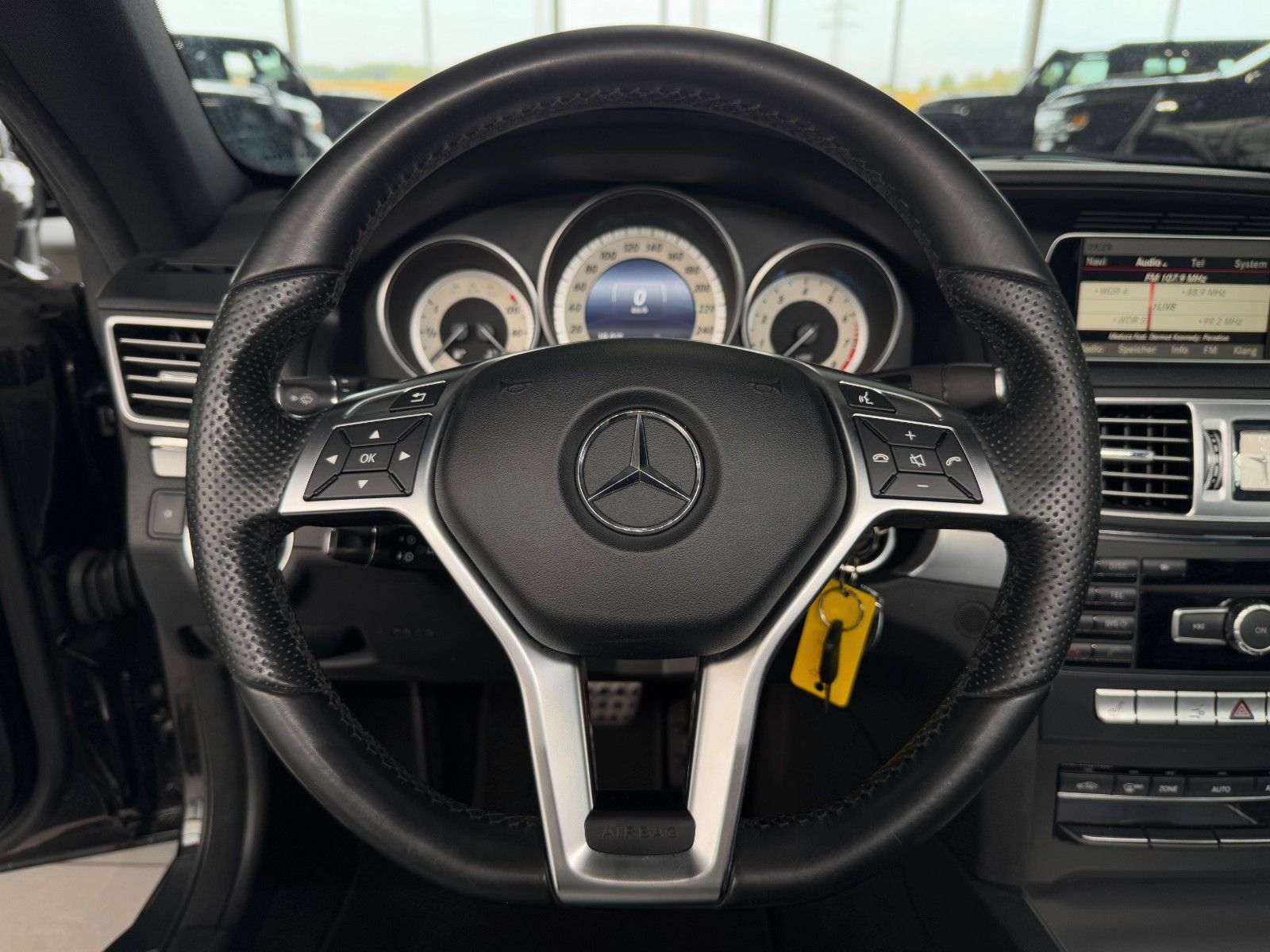 Fahrzeugabbildung Mercedes-Benz E 200 CGI Coupe Sportpaket AMG-Line Pano Leder