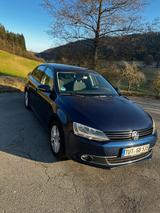 Volkswagen Jetta 1.4 TSI DSG LIFE LIFE - blaue Volkswagen Jetta
