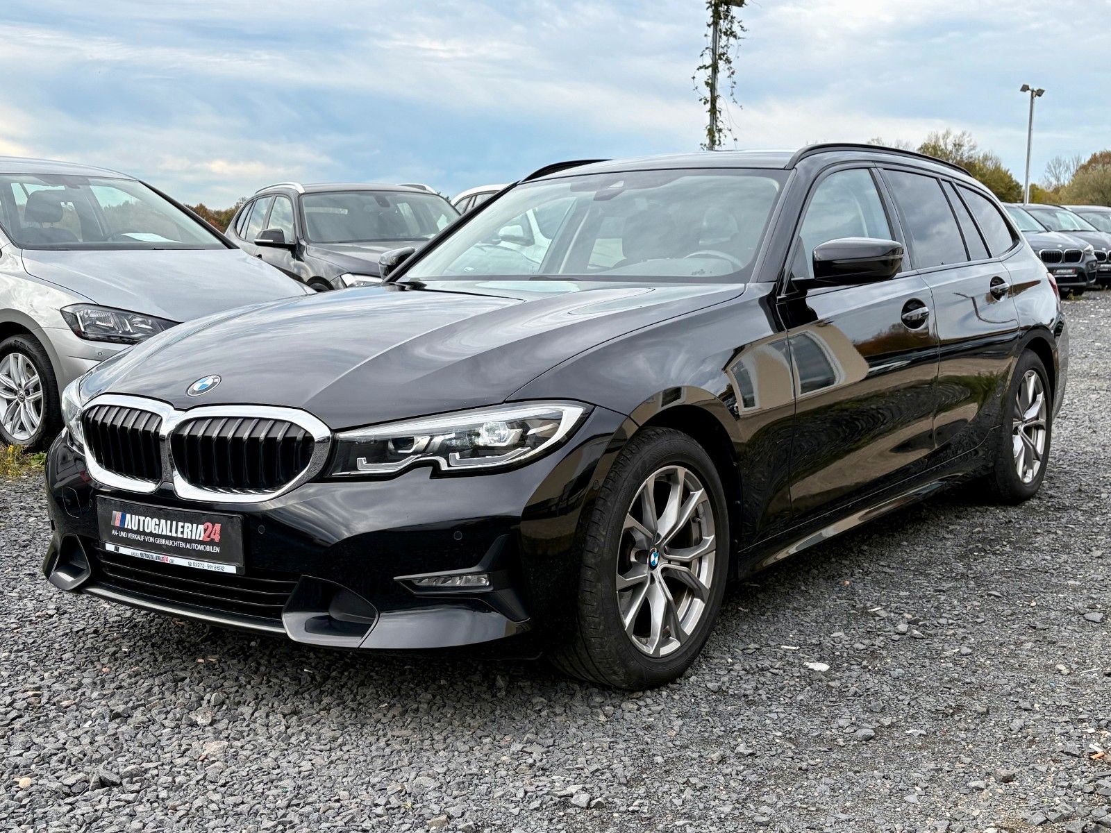 Fahrzeugabbildung BMW 318d Tour Aut. SPORT LINE Navi LED AHK Leder 1HD