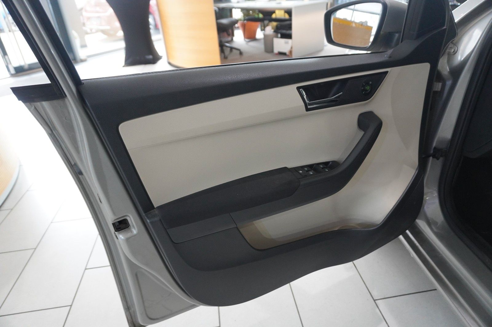 Fahrzeugabbildung SKODA Fabia Combi 1.2 STYLE LED/PDC/KLIMA/SH/USB/NEBEL