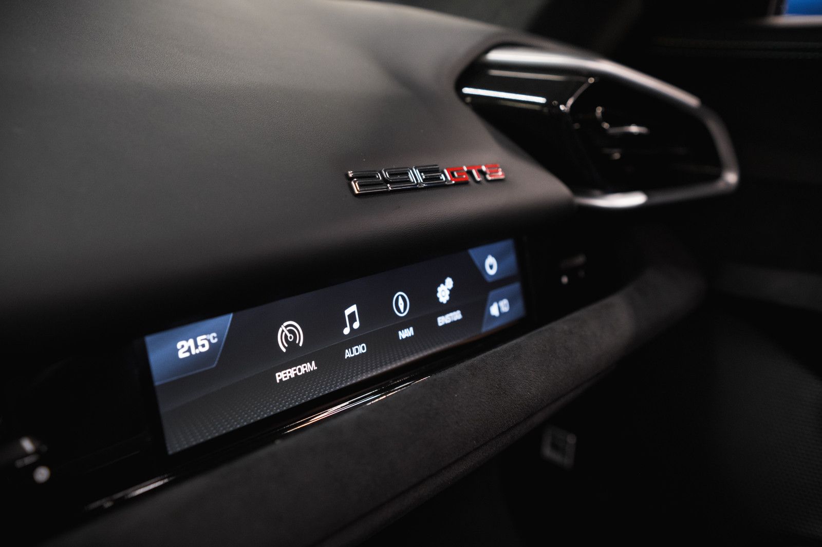 Fahrzeugabbildung Ferrari 296 GTS Sonderfarbe-Lift-Carbonsitz-Hifi-System