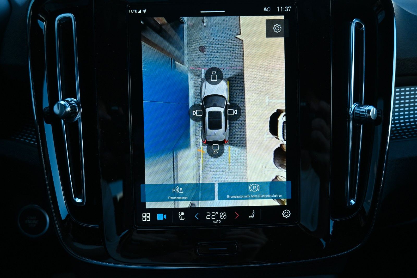 Fahrzeugabbildung Volvo XC40 B4 DKG Plus Dark*FSHZG*360°*ACC*Allwetter*