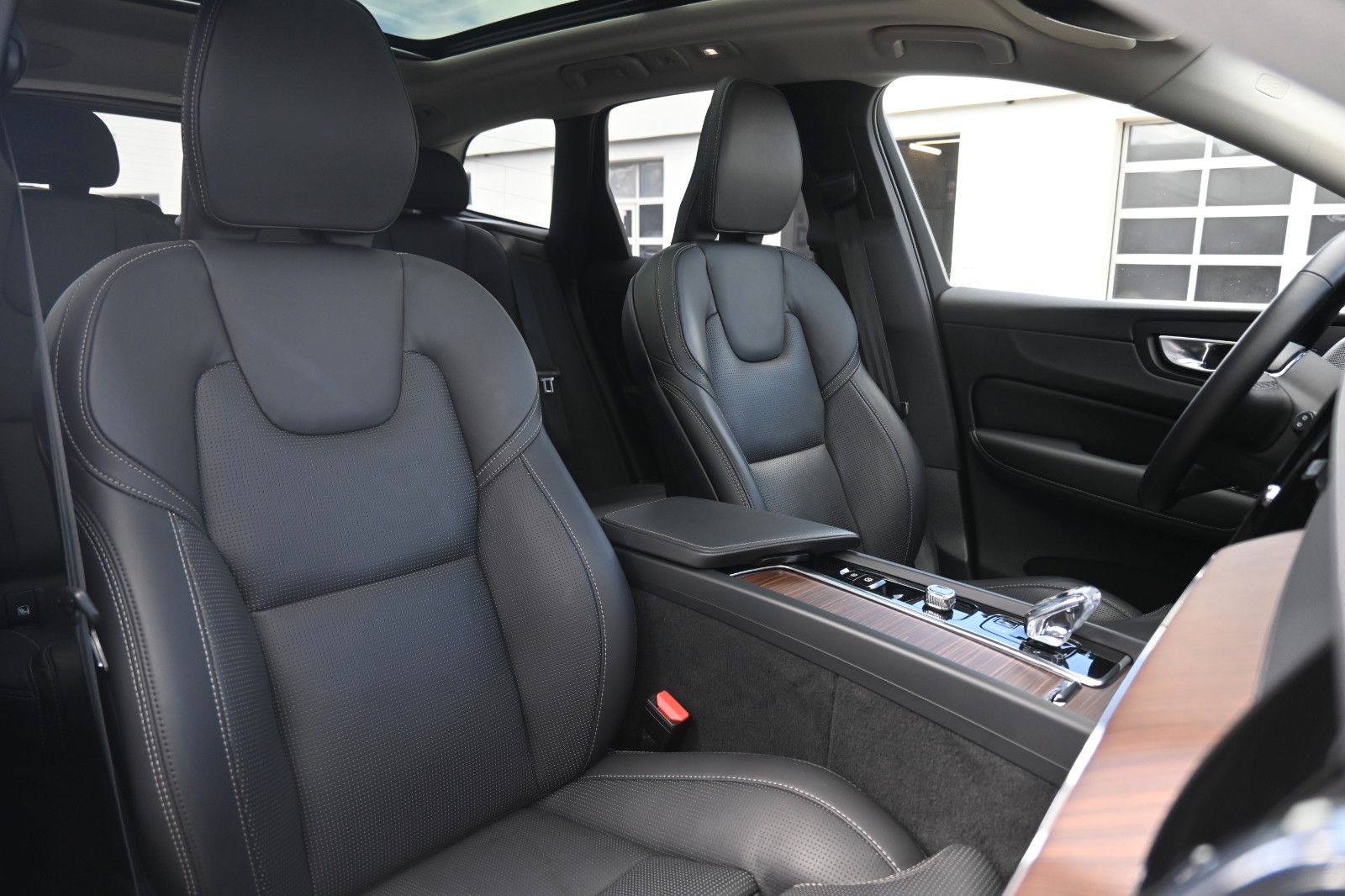 Fahrzeugabbildung Volvo XC60 UltimateDark AWD*MASS*LUFT*HUD*B&W*22"*360°