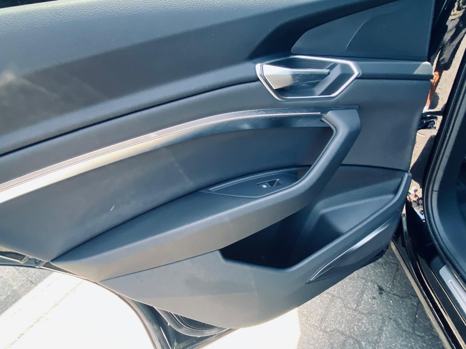 Fahrzeugabbildung Audi e-tron 55 Quat S LINE LUFT+LED+NAVI+SHZ+KAM+B&O+