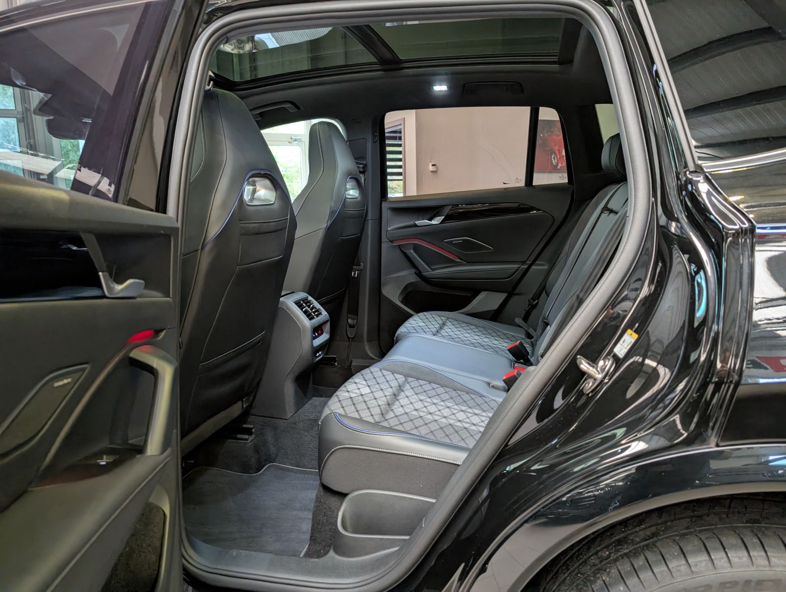 Fahrzeugabbildung Volkswagen Tiguan 2.0TDI R-Line 4M Pano H/K AHK Matrix 20"