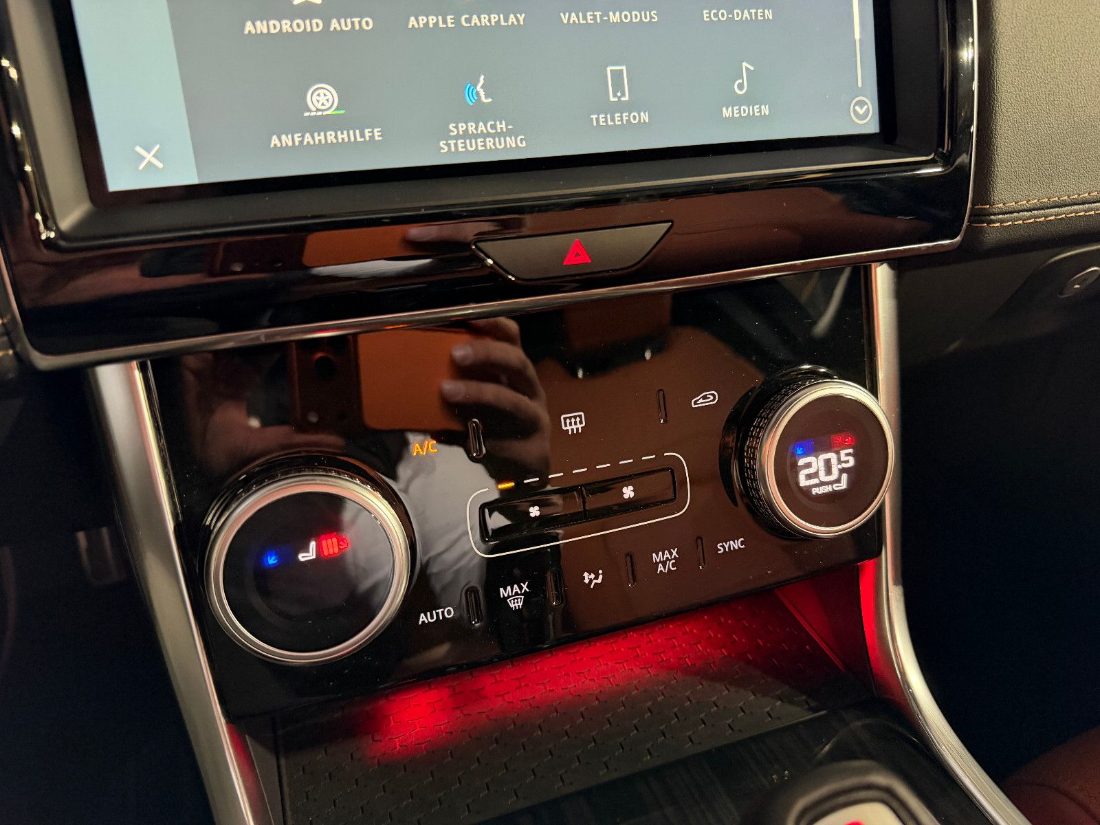 Fahrzeugabbildung Jaguar XE R-Dynamic Black/360°/NAVI/APPLE/SOUND/SHZ